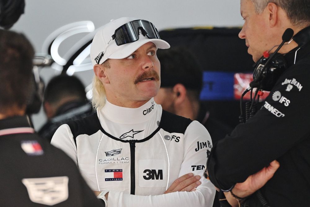 Валттери Боттас, Cadillac Racing, speaks to team principal Marcin Budkowski